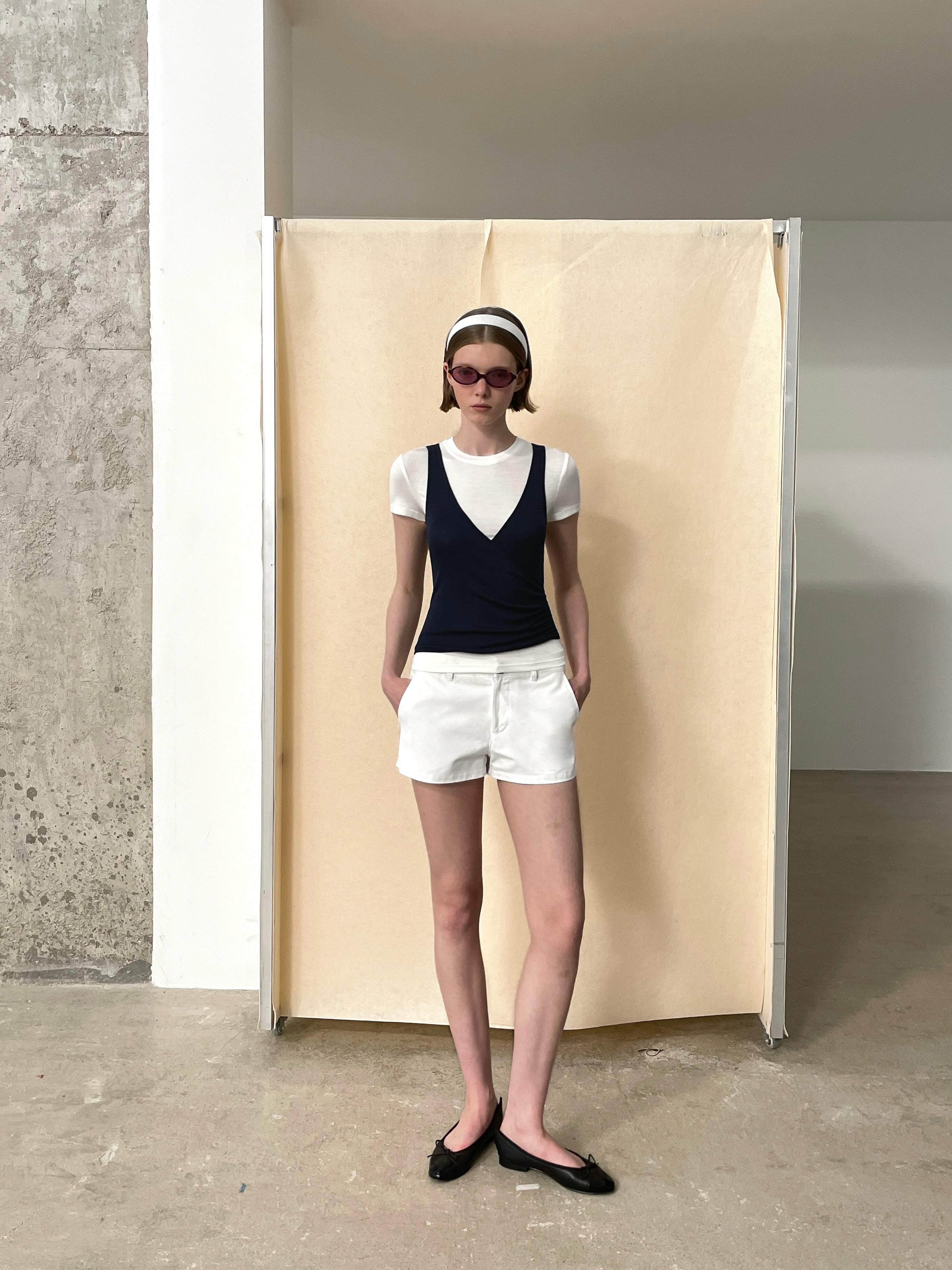 เสื้อคอวีแบบป้ายทับ (Layered Wrap)