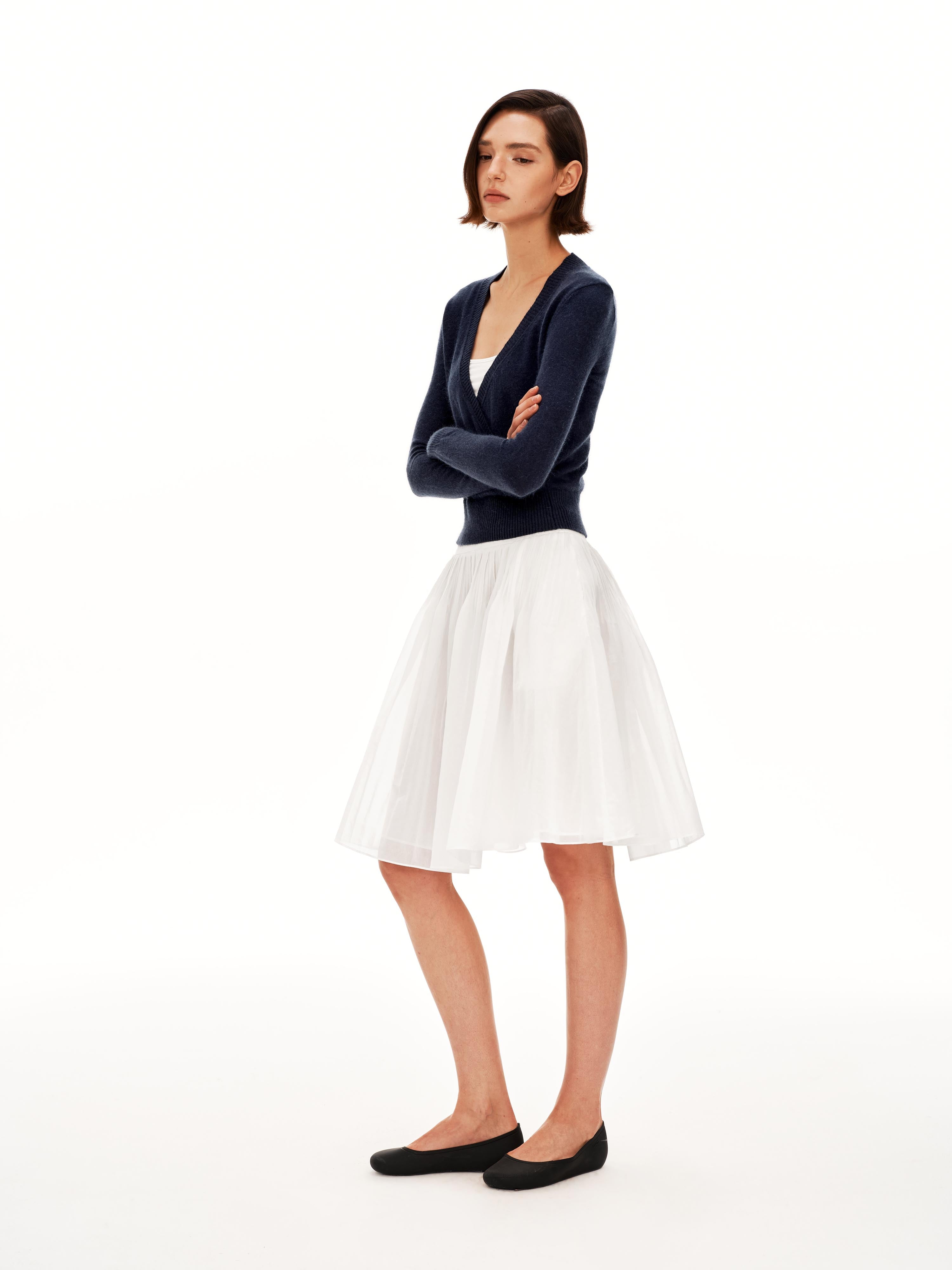 발레에서 영감을 받은 브이넥 스웨터