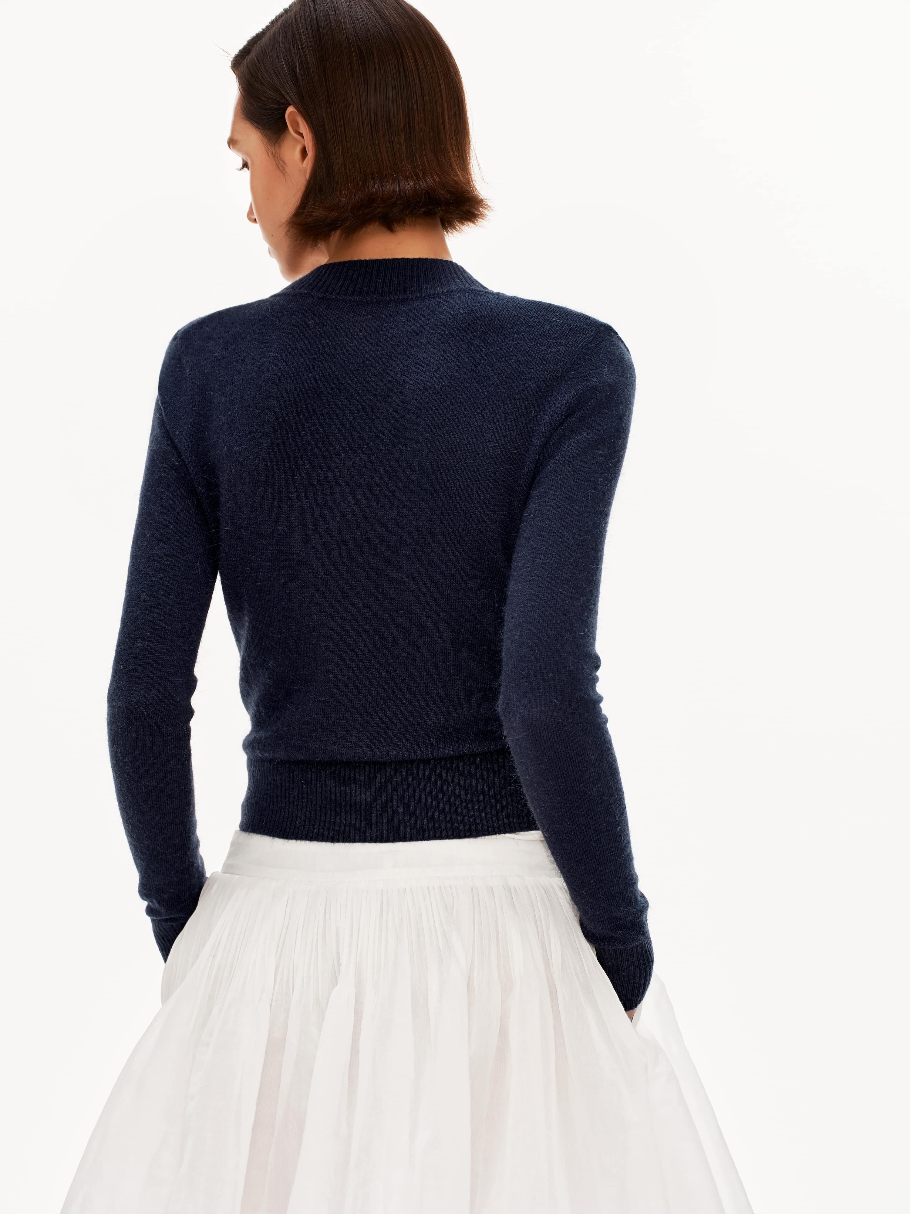 발레에서 영감을 받은 브이넥 스웨터