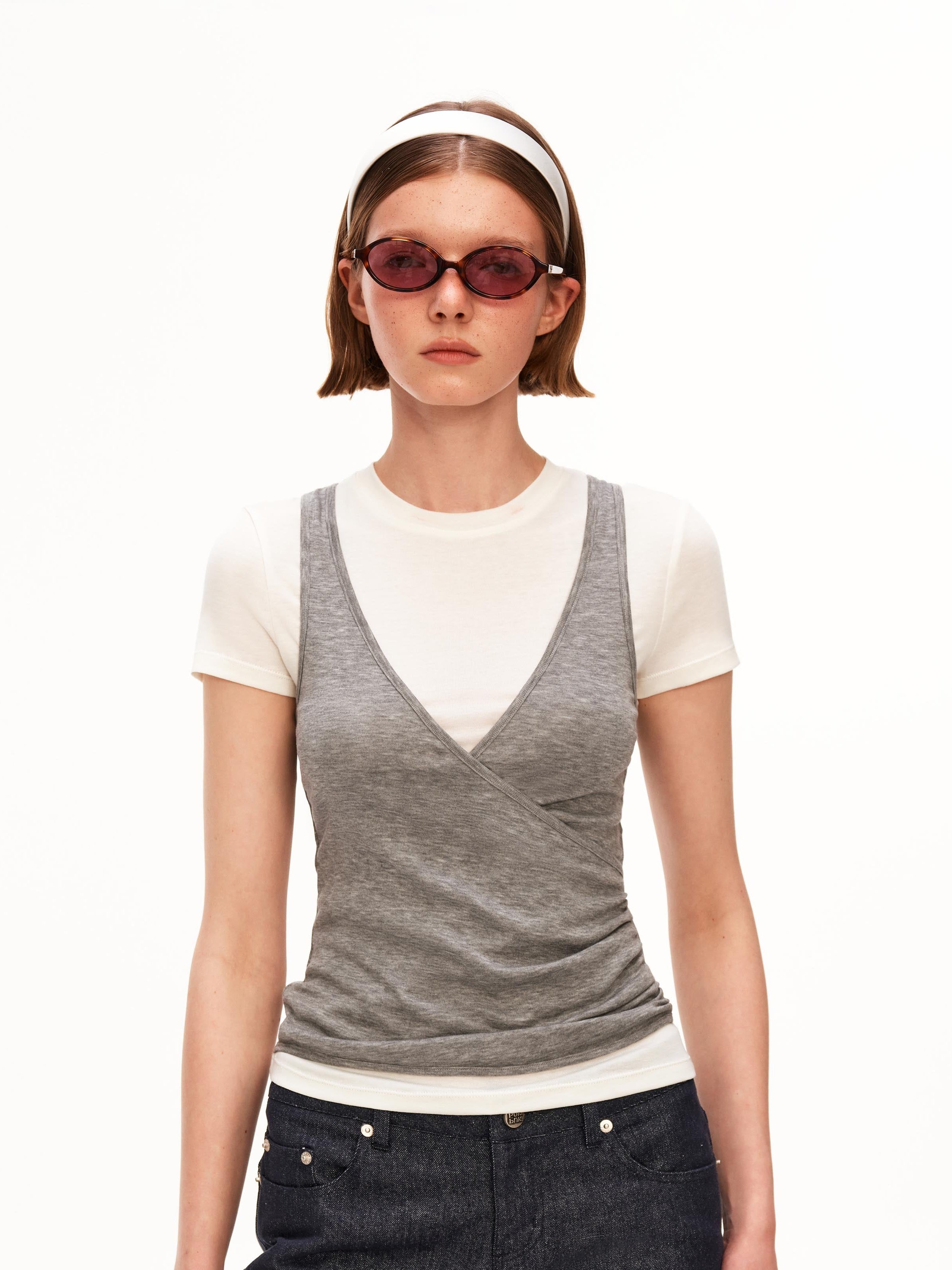 เสื้อคอวีแบบป้ายทับ (Layered Wrap)