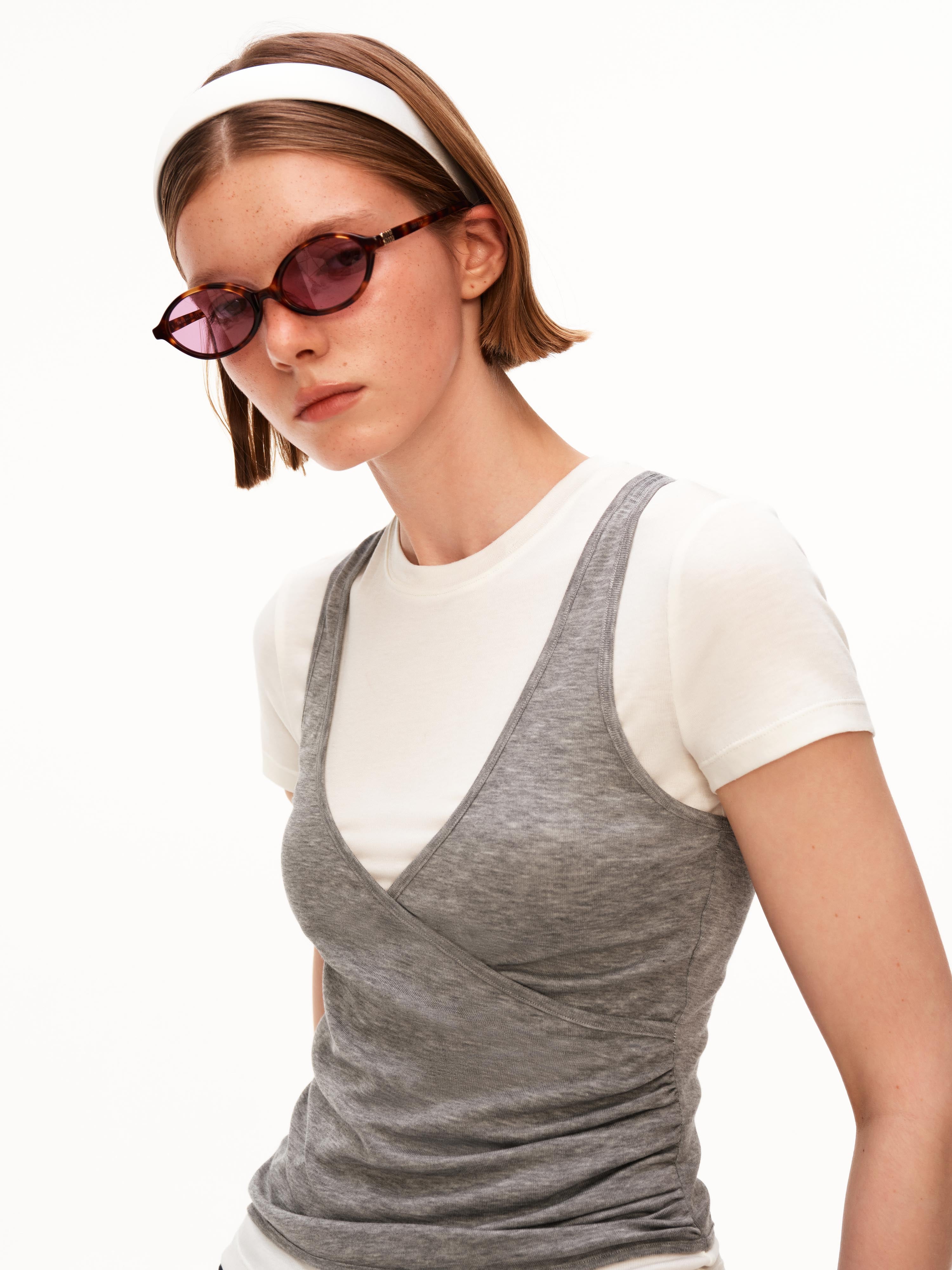 เสื้อคอวีแบบป้ายทับ (Layered Wrap)