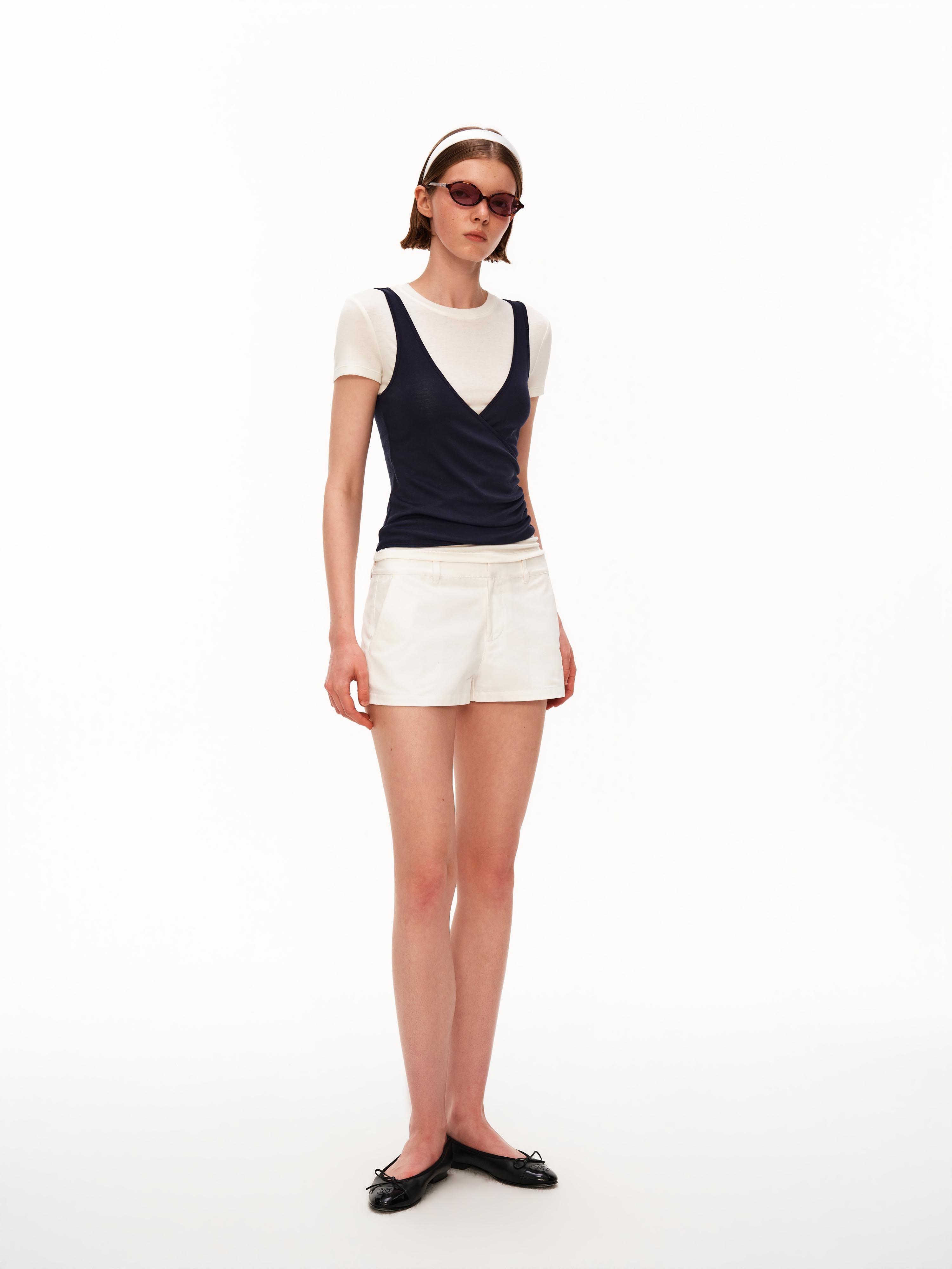 เสื้อคอวีแบบป้ายทับ (Layered Wrap)