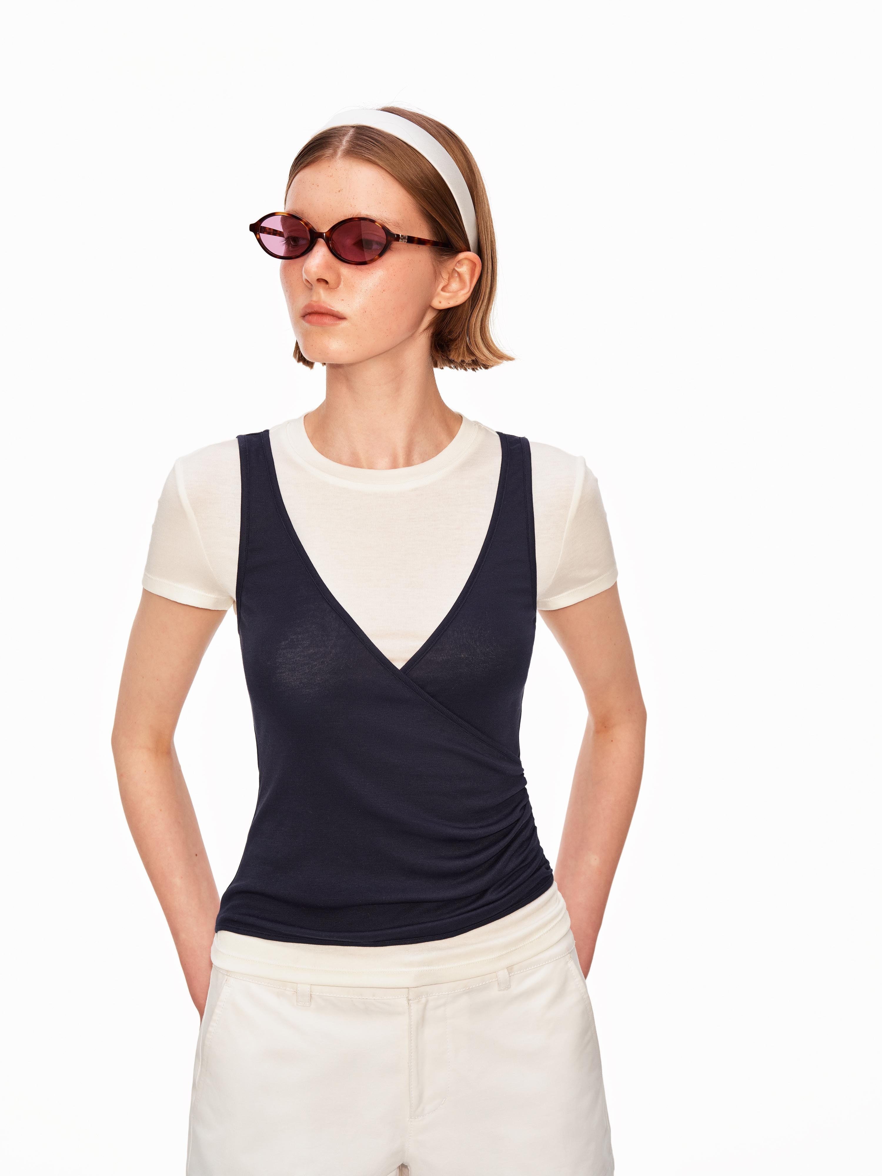 เสื้อคอวีแบบป้ายทับ (Layered Wrap)