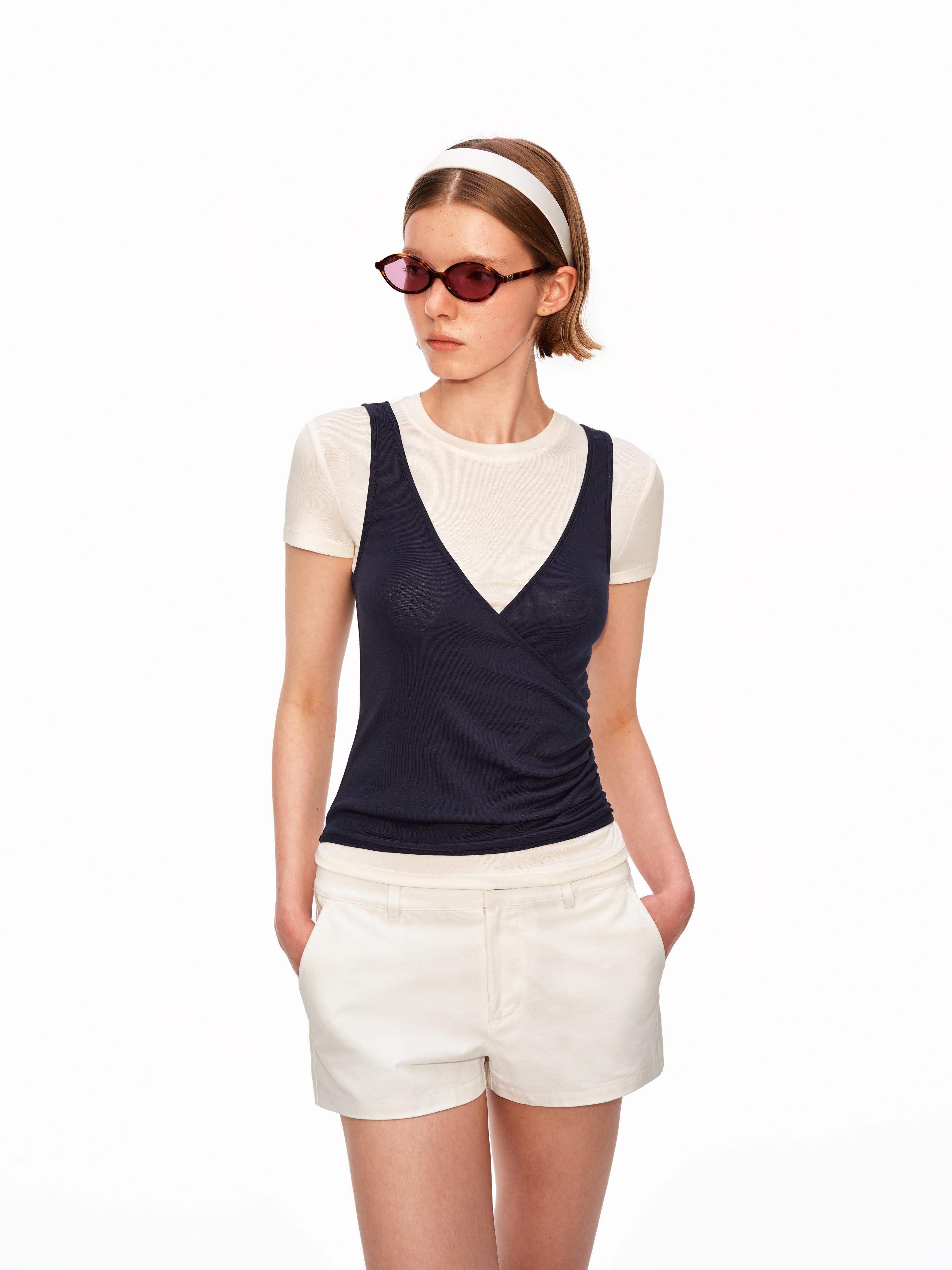 เสื้อคอวีแบบป้ายทับ (Layered Wrap)