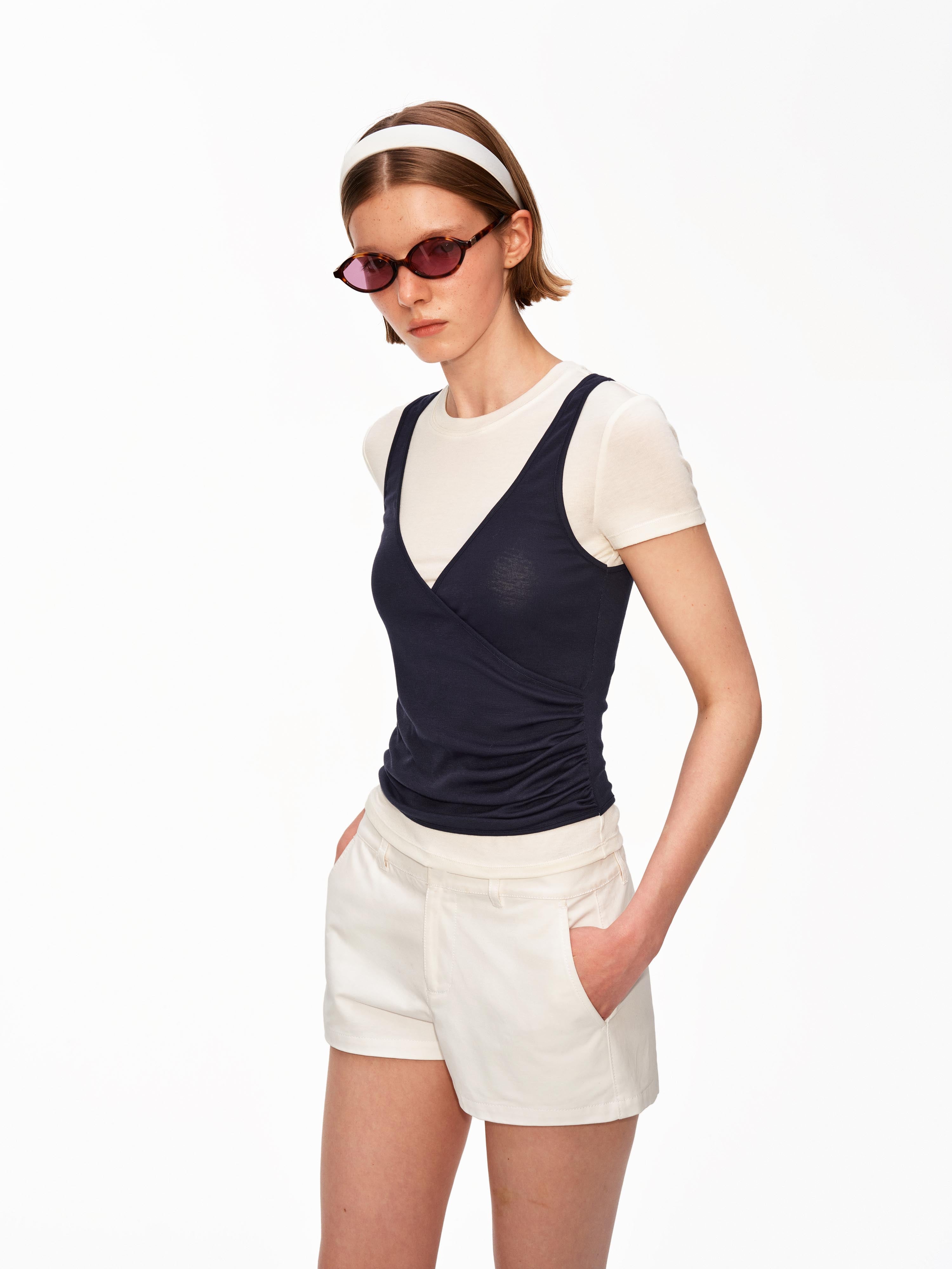 เสื้อคอวีแบบป้ายทับ (Layered Wrap)