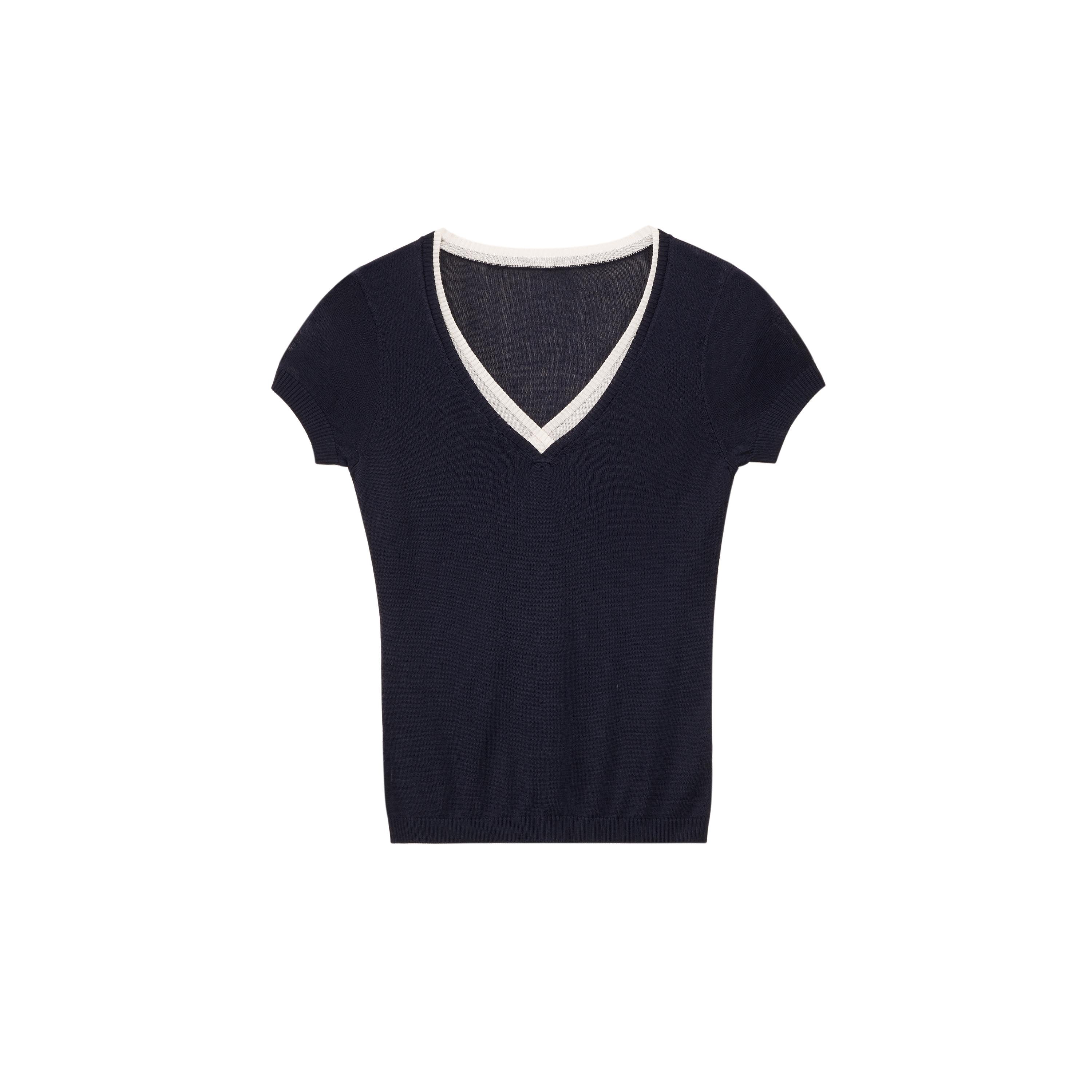 เสื้อคอวีผ้าโปร่งแต่งระบาย