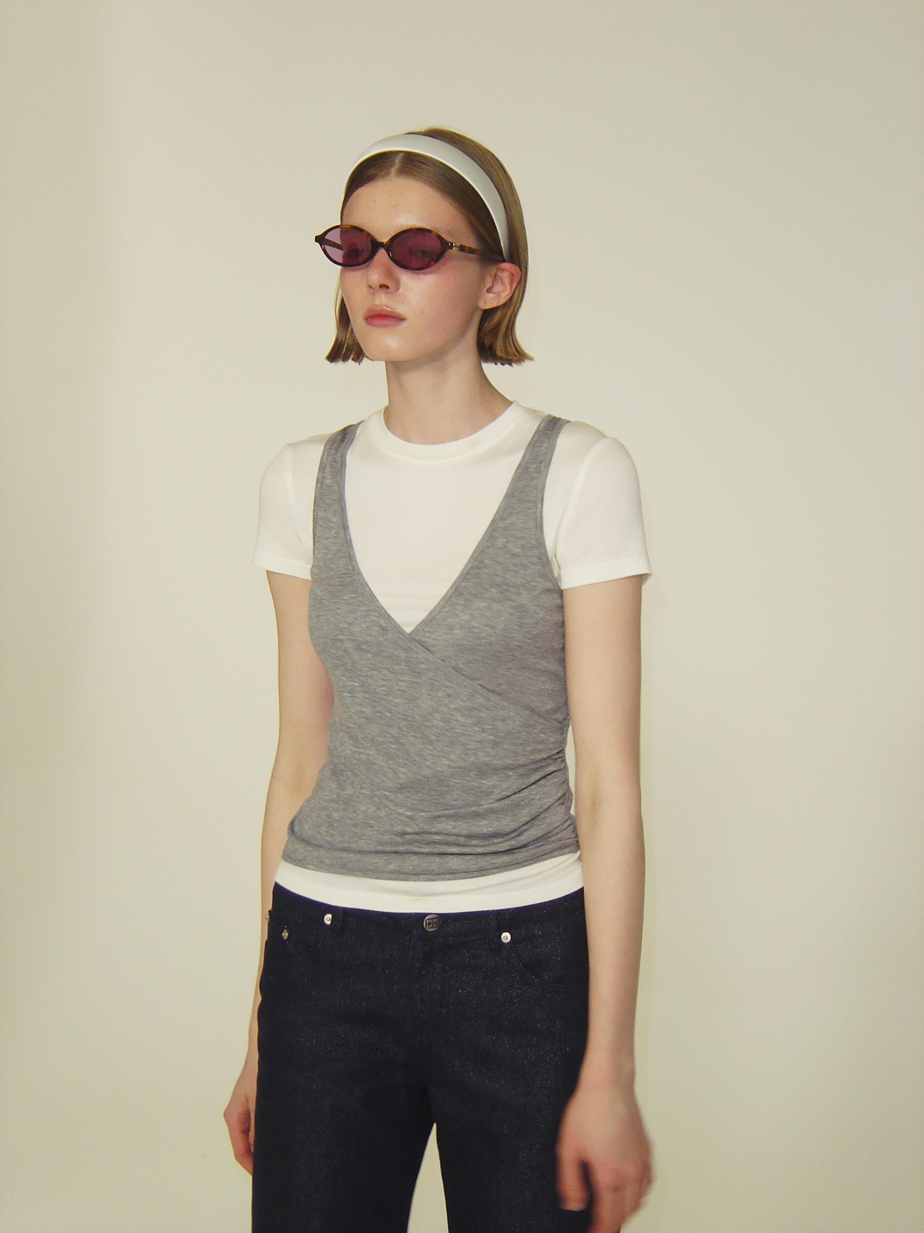 เสื้อคอวีแบบป้ายทับ (Layered Wrap)