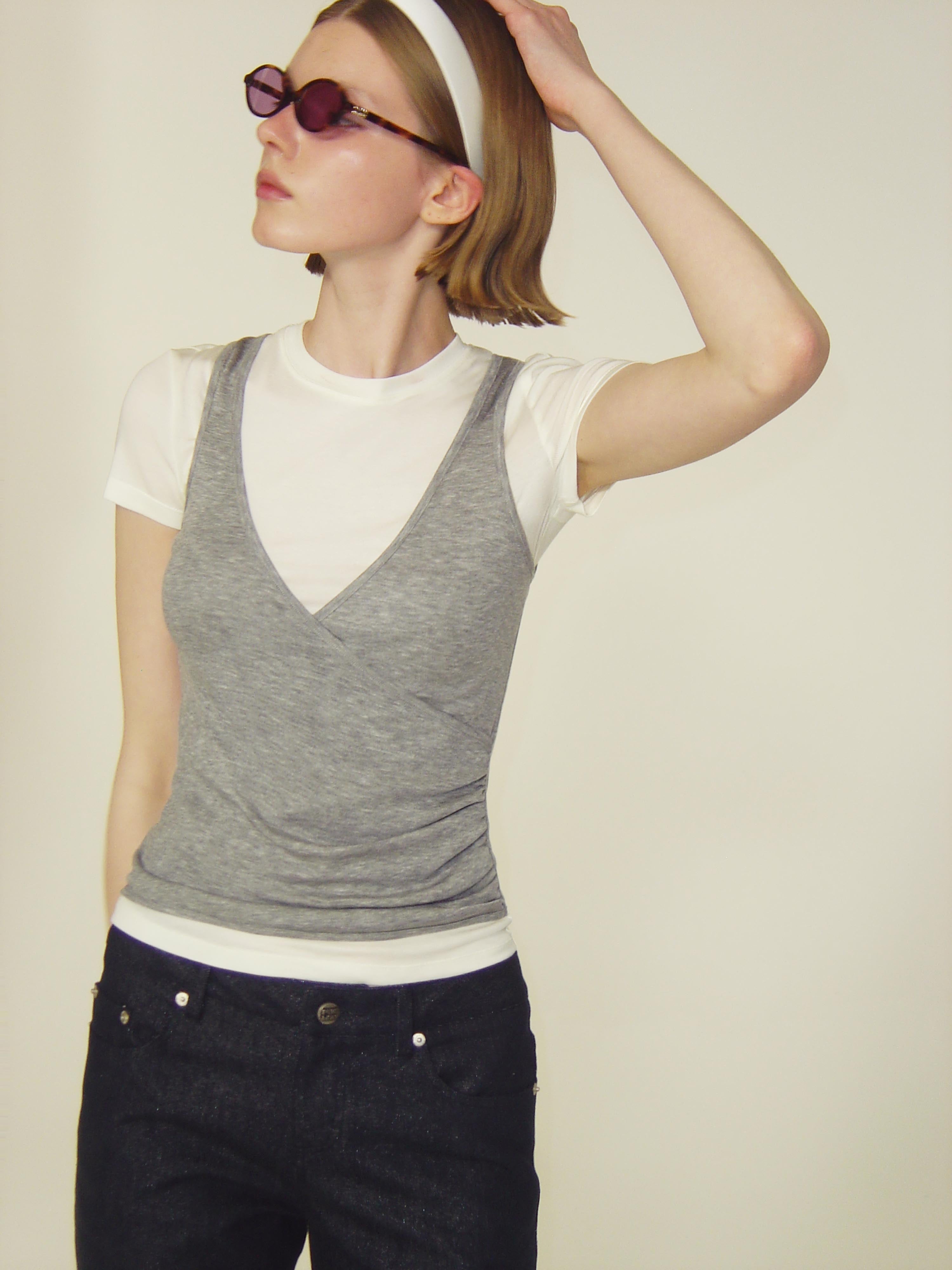 เสื้อคอวีแบบป้ายทับ (Layered Wrap)