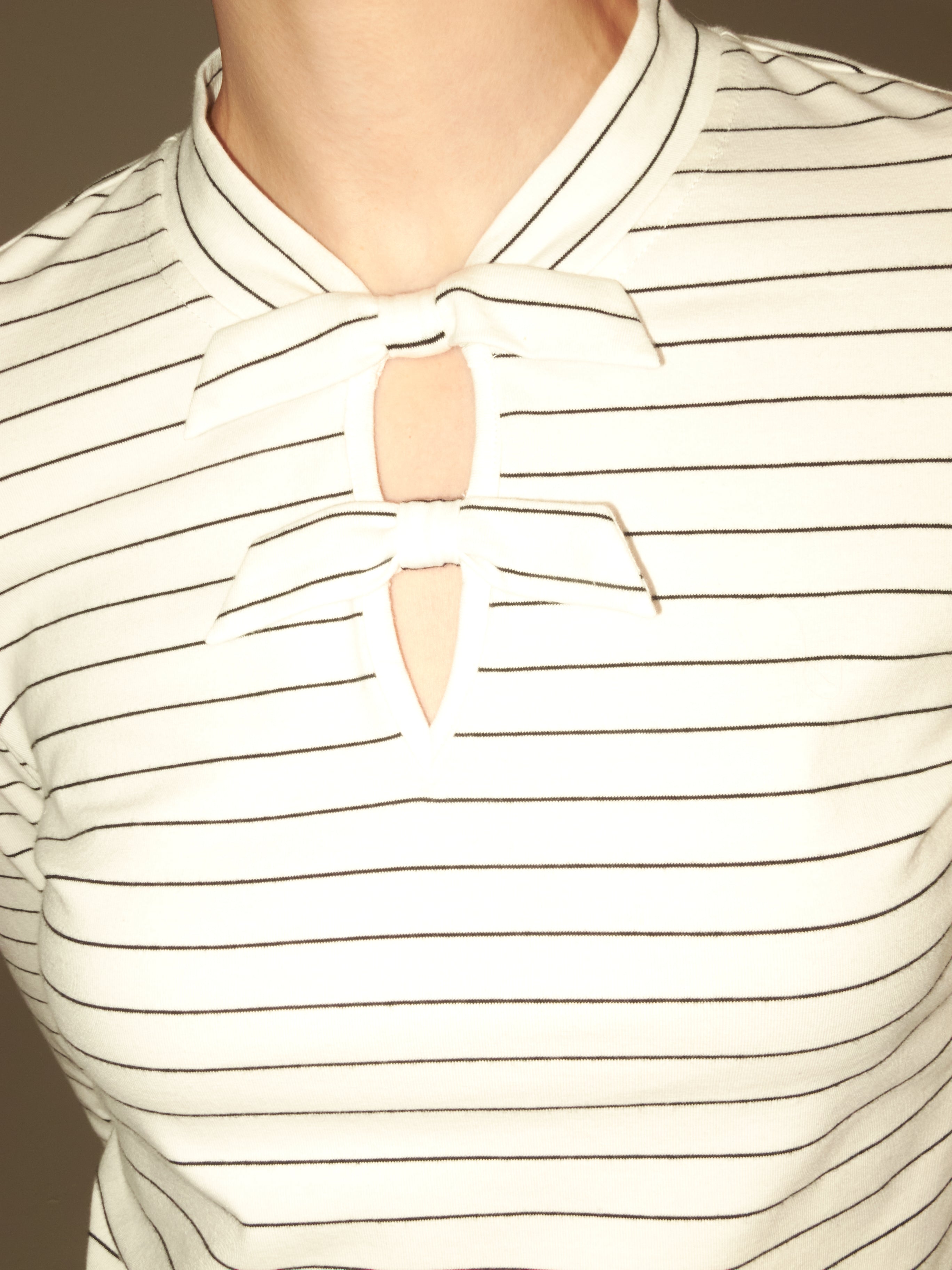 เสื้อยืดลายขวางผูกโบว์
